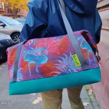 BögelSack-Weekender: kleine Reisetasche, Sport- oder Badetasche, aus Gobelin mit Flamingo- und Blättermuster in türkis-lila-rot, mit türkisfarbenem Bio-Lederboden
