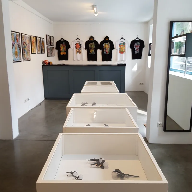 Nicole Schuster Golden Fudo Store - Schmuck Kunstdrucke Apparel