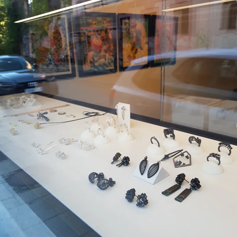 Nicole Schuster Golden Fudo Blick durch das Fenster - Nicole Schuster Schmuck und Bilder