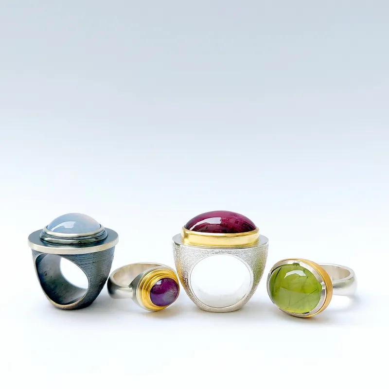 Silber, z.T. patiniert, 900er Gold, Chalcedon, Sternrubin, Prehnit