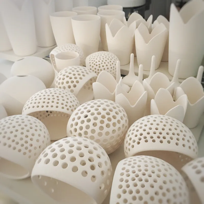 Mira Möbius-Liebig Werktisch mit geschrühter Porzellanware