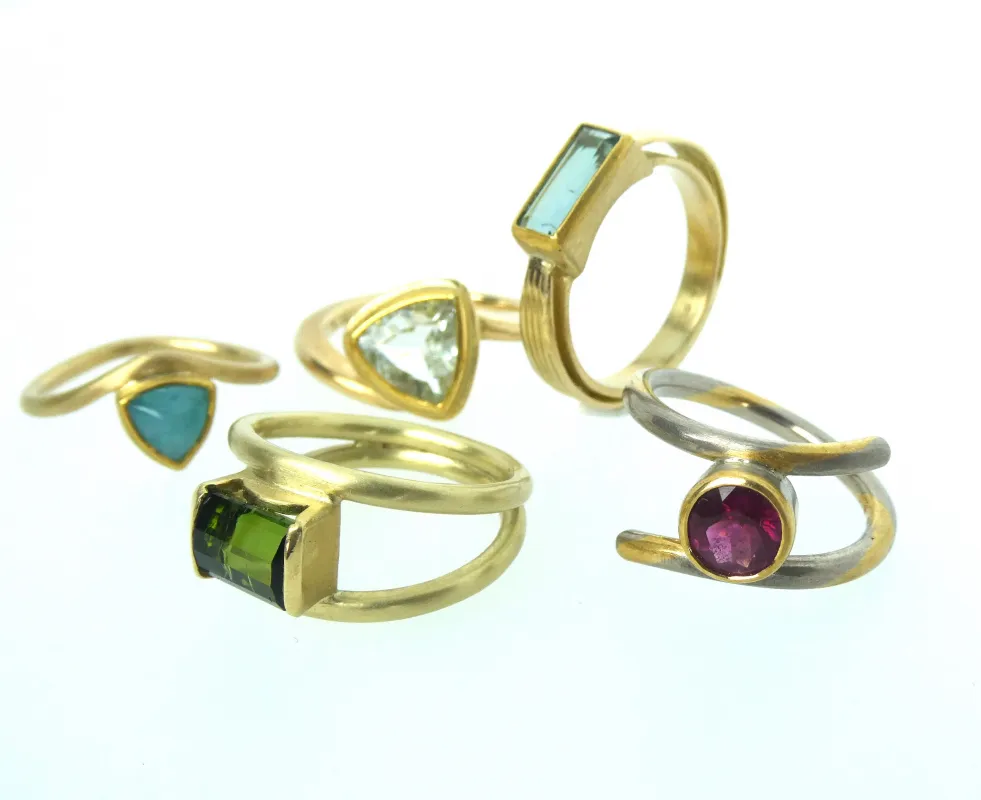 Ringe aus Gold mit Edelsteinen