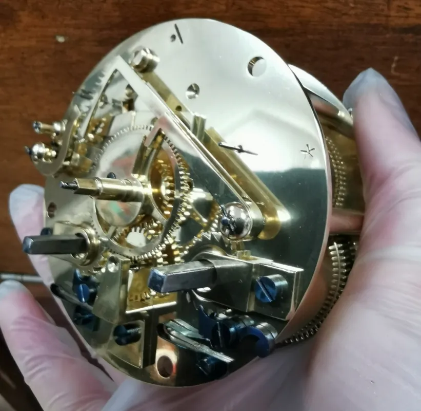 Ein überholtes und gereinigtes Kaminuhrwerk