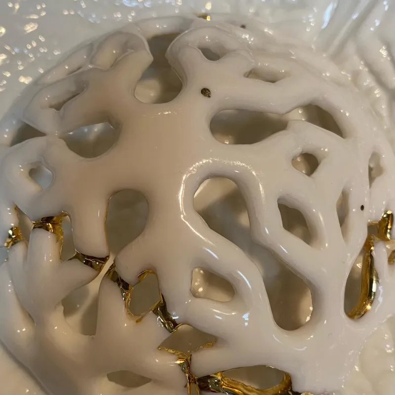 Porzellanunikat: Halbkugel mit Gold dekoriert Porzellanunikat:Halbkugel mit Gold dekoriert