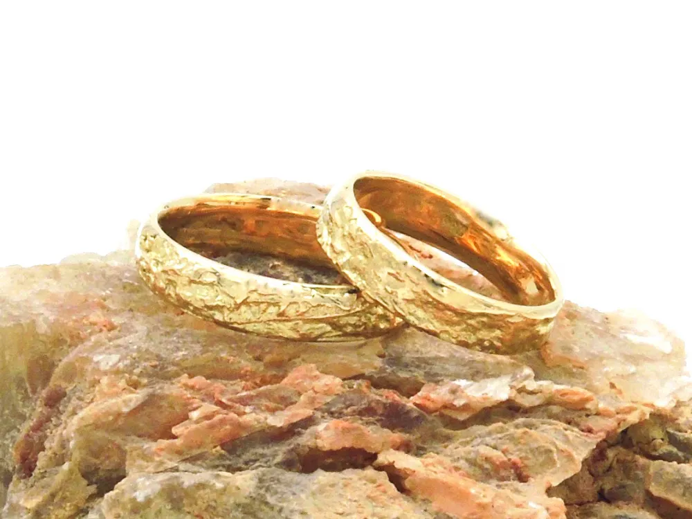 Trauringe in Gelbgold mit einer Oberfläche wie Korkeiche