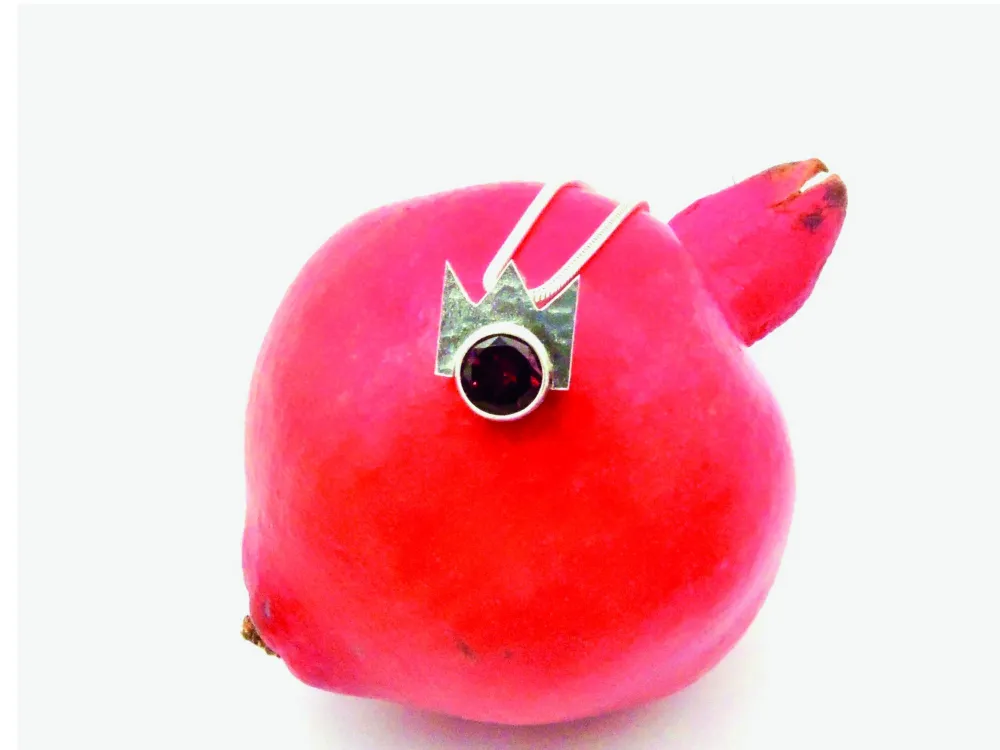 Kette mit Anhänger in Silber, Krone mit Granat