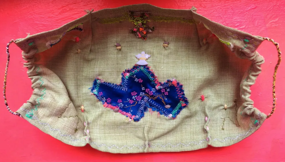 Patchwork Stickerei Maske